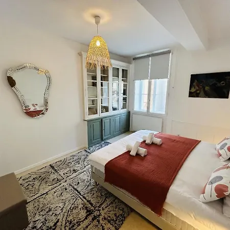 Lange Au Sourire Tournelles Cathedrale